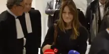 Sarkozy condannato, Carla Bruni perde la testa: strapazza il giornalista