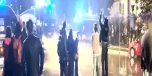 Pro-pal a Milano: la polizia apre l'idrante