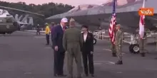 Trump con berretto Usa arriva con la premier giapponese Sanae Takaichi alla base navale di Yokosuka