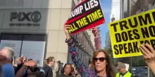 New York, manifestanti anti-Trump fuori dal Palazzo di Vetro