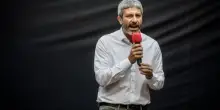 "Fico candidato". Schlein, che disastro: 5s infuriati