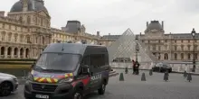 Furto al Louvre, la prefettura accusa il museo: "Telecamere, violate le norme"