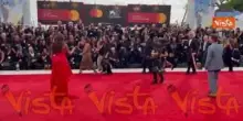 Venezia 82, Ayo Edebiri sfila in abito rosso sul red carpet di The Hunt