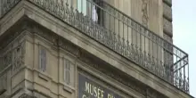 Furto al Louvre, i rilievi degli investigatori al museo