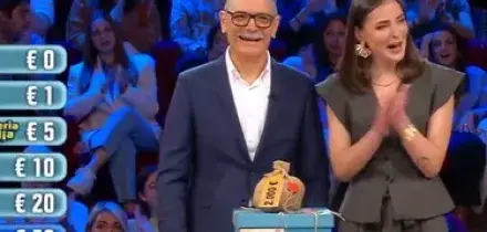 Affari Tuoi, parte l'insulto gratuito contro Alessandra: "Il giallo dei denti"