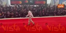 Venezia 82, look "piratesco" per Stefano Guerrera con bandana leopardata e infradito sul red carpet