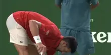 Novak Djokovic vomita ancora in campo. Poi, un gesto clamoroso