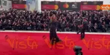 Venezia 82, fan in delirio per Julia Roberts. La star firma autografi sul red carpet