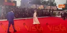 Venezia 82, Alicia Silverstone in abito bianco modello chemisier sul red carpet
