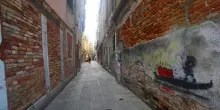Venezia, 10 magrebini pestano coppia di turisti e gli aizzano contro un rottweiler