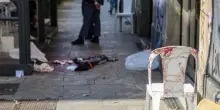 Milano, rincorre un uomo per strada e lo colpisce con un machete