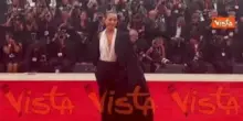 Venezia 82, look sofisticato per Noomi Rapace sul red carpet in pantaloni e soprabito con strascico