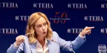 Meloni, trionfo a Cernobbio: "sondaggio" in platea, sinistra a pezzi