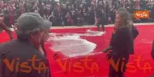 Venezia 82, il "red carpet" pulito con schiuma e spazzole dopo la parata di star del film "The Hunt"