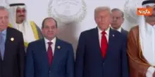 Meloni in Egitto per firma accordi pace Gaza. La foto con i leader, tra i quali Trump ed Erdogan