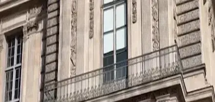 Furto al Louvre, la finestra dalla quale sono entrati i ladri è meta dei curiosi: le immagini