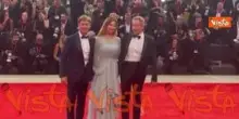 Venezia 82, Giorgio Pasotti sfila sul red carpet della Mostra del Cinema in smoking blu e papillon