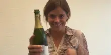 Ilaria Salis festeggia l'impunità stappando: l'ultimo sfregio