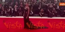 Venezia 82, Hiba Abouk sfila sul red carpet con un abito cut-out e corpetto ricamato