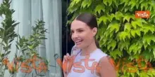 Venezia 82, l'influencer Maryna in posa per i fotografi al Lido lancia loro baci