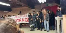 Il dem Fiano zittito e "sotto choc". Blitz dei pro-Pal, sfregio comunista