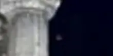 Luna rossa sopra l'Acropoli di Atene per l'eclissi totale