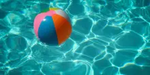 Vacanze 2025 in arrivo, italiani ansiosi, faticano a staccarsi dal lavoro