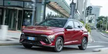 Hyundai Kona 2026, più potenza, stesso prezzo