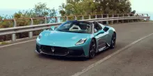 Maserati MCPURA, la prova. Classe e piacere di guida con 630 cavalli termici