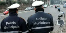 Vigile urbano annulla quasi 300 multe per sé e per la sua famiglia: licenziato