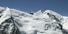 Alpinista italiano morto sul versante francese del Monte Bianco: travolto da un blocco di ghiaccio