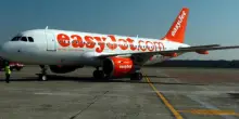 “È stato surreale e inaccettabile”: uomo fotografa l’aereo, ma viene rimproverato e lasciato a terra. EasyJet: “Abbiamo agito così per la sicurezza”