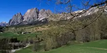Dolomiti di Brenta, le cime si sgretolano: chiusi i sentieri per rischio frane. Perché c’entrano i cambiamenti climatici