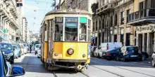 Due fratelli aspettano il tram a Milano e vengono rapinati: accoltellato uno dei due, è grave