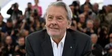 “È stato manipolato, il testamento non ha valore”: il figlio minore di Alain Delon denuncia il fratello e la sorella per l’eredità
