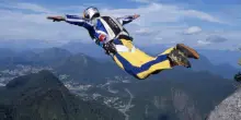 Base jumper muore in Val di Fassa: non si apre la vela e si schianta sulla statale