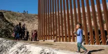 Giudice Usa blocca le espulsioni rapide volute da Trump: accolta la richiesta di un gruppo di immigrati
