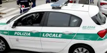 Lascia i finestrini aperti e viene multato: 42 euro. Finestrini aperti e auto parcheggiata: multa da 42 euro a Fano