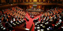 Ddl femminicidio, il Senato approva all’unanimità. Roccella: “Importante riconoscere la specificità del fenomeno”