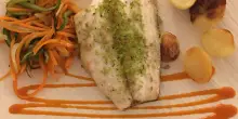 Ordinano ostriche e pesce a volontà, poi scappano senza pagare il conto, la rabbia del ristoratore: “C’era anche un’anziana, hanno detto di aver lasciato il portafogli in auto”