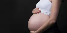 “Non voglio mia suocera in sala parto mentre partorisco, ma mio marito non lo accetta, dice che è ingiusto non poter avere sua madre lì a sostenerlo”: lo sfogo su Reddit
