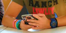 Valditara vieta lo smartphone anche alle scuole superiori da settembre: nuove regole e sanzioni in vista