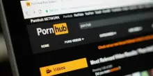 Pornhub e altri siti porno interrompono i loro servizi in Francia: protesta contro la legge sulla verifica dell’età