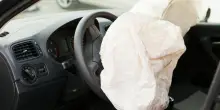 Francia, airbag difettoso esplode e uccide una donna. Le autorità richiamano 2,5 milioni di auto