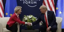 Dazi, Trump dice sì a von der Leyen: “Tariffe del 50% all’Ue sospese fino al 9 luglio”