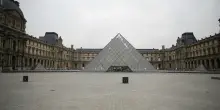 Parigi, rapina al Louvre. Indagini in corso: “Fuggiti con i gioielli di Napoleone”