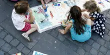Centri estivi, le storie delle famiglie costrette a scegliere se pagare tariffe proibitive o fare qualche giorno di vacanza in più
