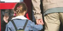 Abusava delle nipotine di 6 anni e riprendeva le violenze: arrestato 78enne a Torre del Greco
