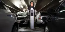Stop agli incentivi negli USA, mercato delle auto elettriche in picchiata e vendite dimezzate