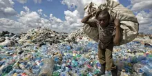 I leader del mondo non vogliono fermare l’invasione della plastica: negoziati verso il fallimento, tra lo stop Usa e 200 lobby al tavolo